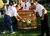 Josef Khne (Nationalrat) und Josef Keller (Joner Gemeindeprsident) taufen den Ballon auf den Namen Lovely
