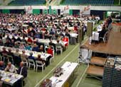 Die Gäste sind da - die Versammlung kann pünktlich um 19.00 Uhr beginnen.