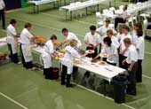 Nun folgt der Hauptgang, sorgfältig geschöpft und angerichtet.