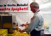 Hausgemachte Spaghetti direkt aus der Maschine (Roland Weber, Prsident Mnnerchor Jona)