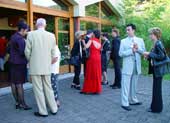 Apro mit Freunden im und vor dem Foyer. 
