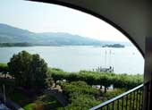 Aussicht von der Honeymoon-Suite ber den Zrichsee zur Insel Ufenau. 