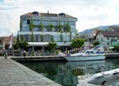 Beim Designhotel «al porto», Lachen, wird eine Gruppe an Bord genommen, welche das luxuriöse Boot exklusiv für sich gechartert hat.