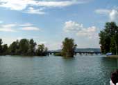 Die Passagiere überqueren die Brücke, um in Hurden wieder an Bord zu gehen.