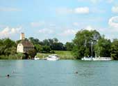 Gasthaus und Kirche auf der Insel Ufenau.