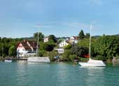 Zahlreiche Herrschaftshäuser säumen das rechte Zürichsee-Ufer, in der Mitte die Villa des Musikers Andreas Vollenweider.