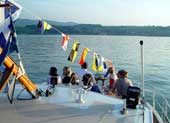 Wieder an Bord des Partybootes von Ernst Huber geniessen die Passagiere den lauen Sommerabend. 