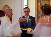 Pfarrer Josef Buchmann erteilt dem Brautpaar den Segen.