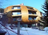 Zehn exklusive Eigentumswohnungen hat der Stararchitekt NORMAN FOSTER (GB) in die Chesa Futura gepackt, die mitten in St. Moritz thront (Wert: 40 Mio. Franken)
