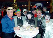 Gutgelaunte Gste beim von der Vinothek Rauch, Rapperswil, offerierten Apro im Kreuz-Foyer, v.l. Karl, Hermi, Rosina, Georg, Heidi