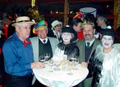 Gutgelaunte Gste beim von der Vinothek Rauch, Rapperswil, offerierten Apro im Kreuz-Foyer, v.l. Karl, Hermi, Rosina, Georg, Heidi