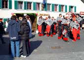 Die Gugge Rondo strkt sich beim Hxencheller im Neuhof. 