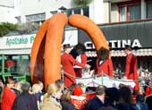 Das sind nicht die neuen Kopfbedeckungen der Wurstkranzbrder. Die Kpfe sind vorsorglich unkenntlich gemacht, weil Bruno Huber generell selbst ber eine Publikation von Wurstkranzbildern entscheidet.  