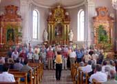 Beeindruckende Darbietung der knapp 50 Snger des Mnnerchors Jona mit dem Lied: Burschenwanderung von Johann Strauss.