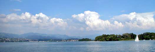 Das Panorama zeigt von links den «Lenggis» (Ortsteil von Jona), anschliessend Rapperswil und die Insel Ufenau.